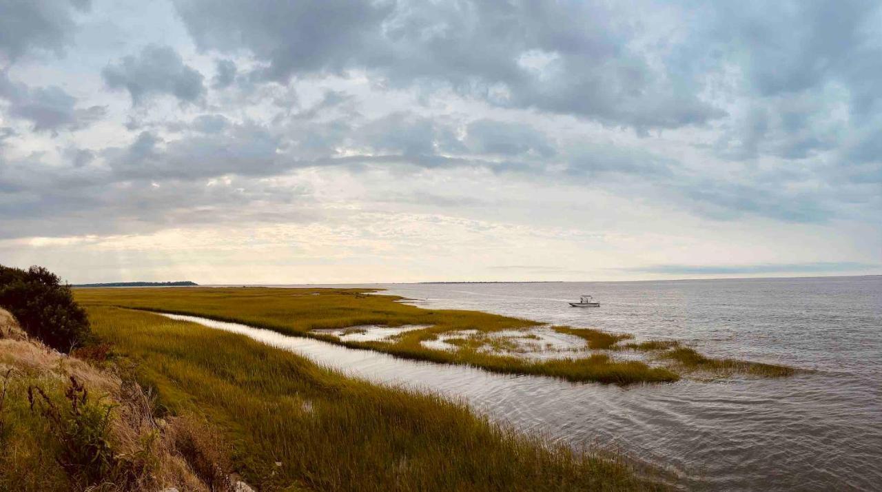 Comfort Suites Chincoteague Island Bayfront Resort Exterior photo