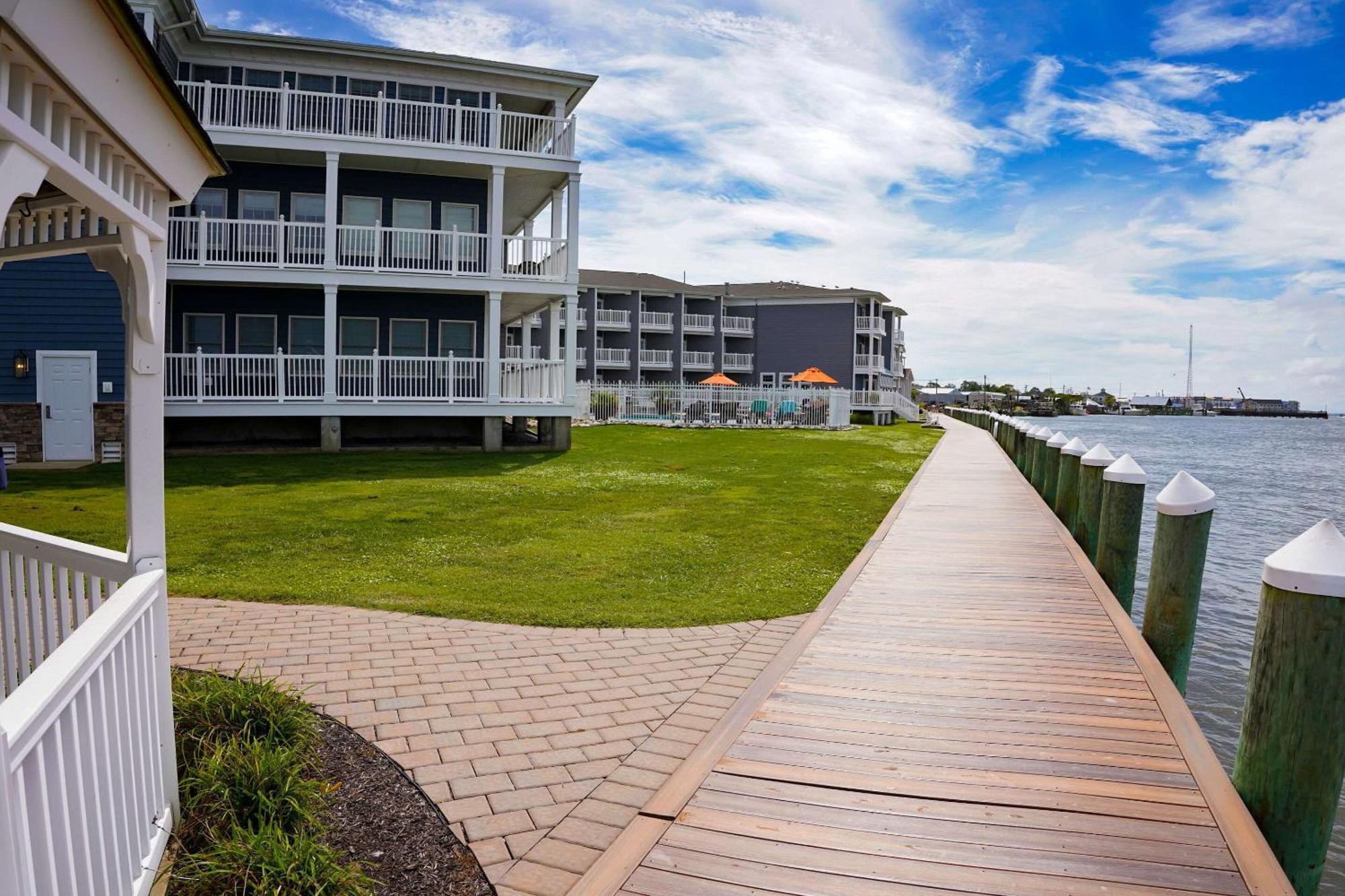 Comfort Suites Chincoteague Island Bayfront Resort Exterior photo